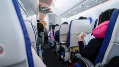 客室乗務員からの意外なアドバイス：飛行機では黒い靴下を履かない方が良い理由