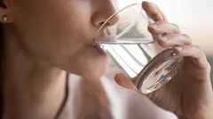 食後すぐに水を飲むのはなぜ推奨されないのか：よくある誤解をわかりやすく解説