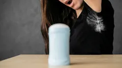 デオドラントによるシミに効く、家庭でできる6つの対処法：Tシャツが新品のようによみがえる