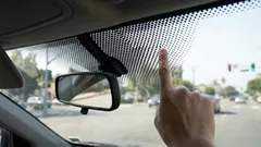 フロントガラスの黒い点は何のため？セラミックフリットの役割をわかりやすく解説