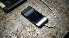 こうしてバッテリーが劣化する：スマホの充電でやりがちな5つのミス