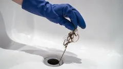 酢や重曹は不要：排水口の髪の毛を永久に取り除く唯一の方法