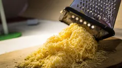 切れなくなったおろし金を素早く研ぐ方法:実証済みで、誰でもできる